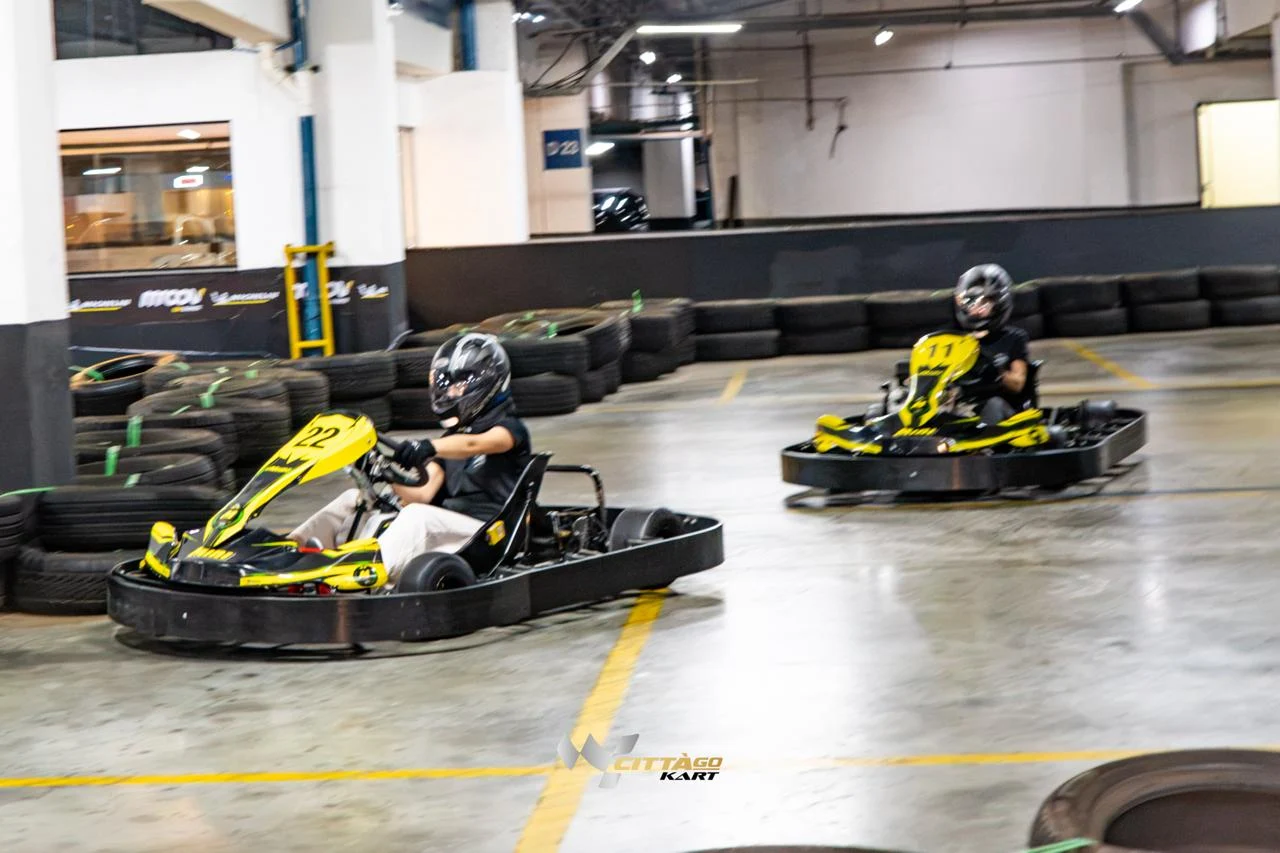Amigos disputando uma corrida na pista indoor