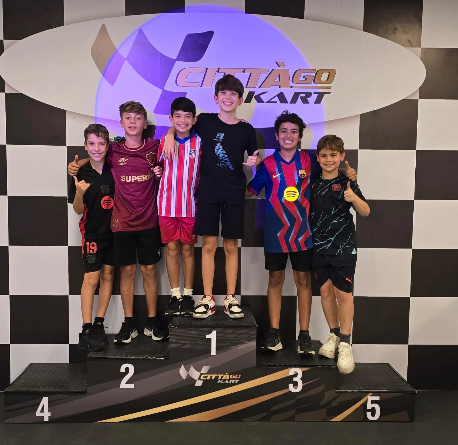 Grupo celebrando no pódio do Città Go Kart