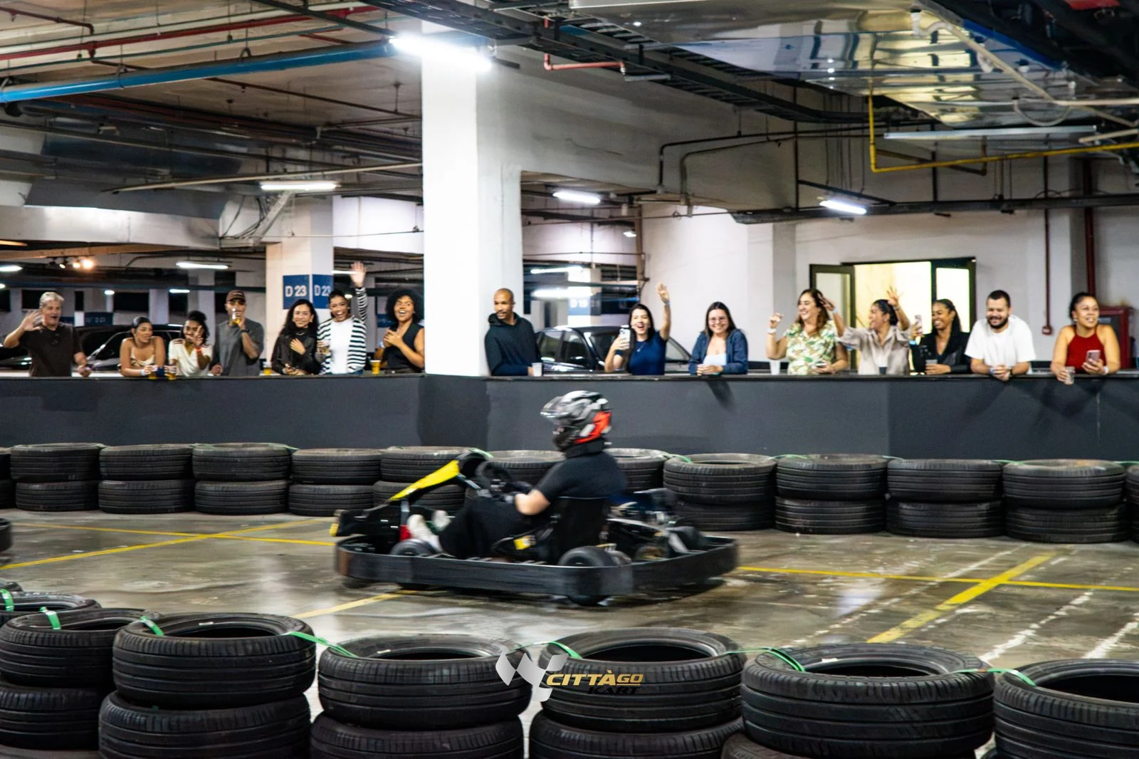 Pilotos em disputa na pista do Città