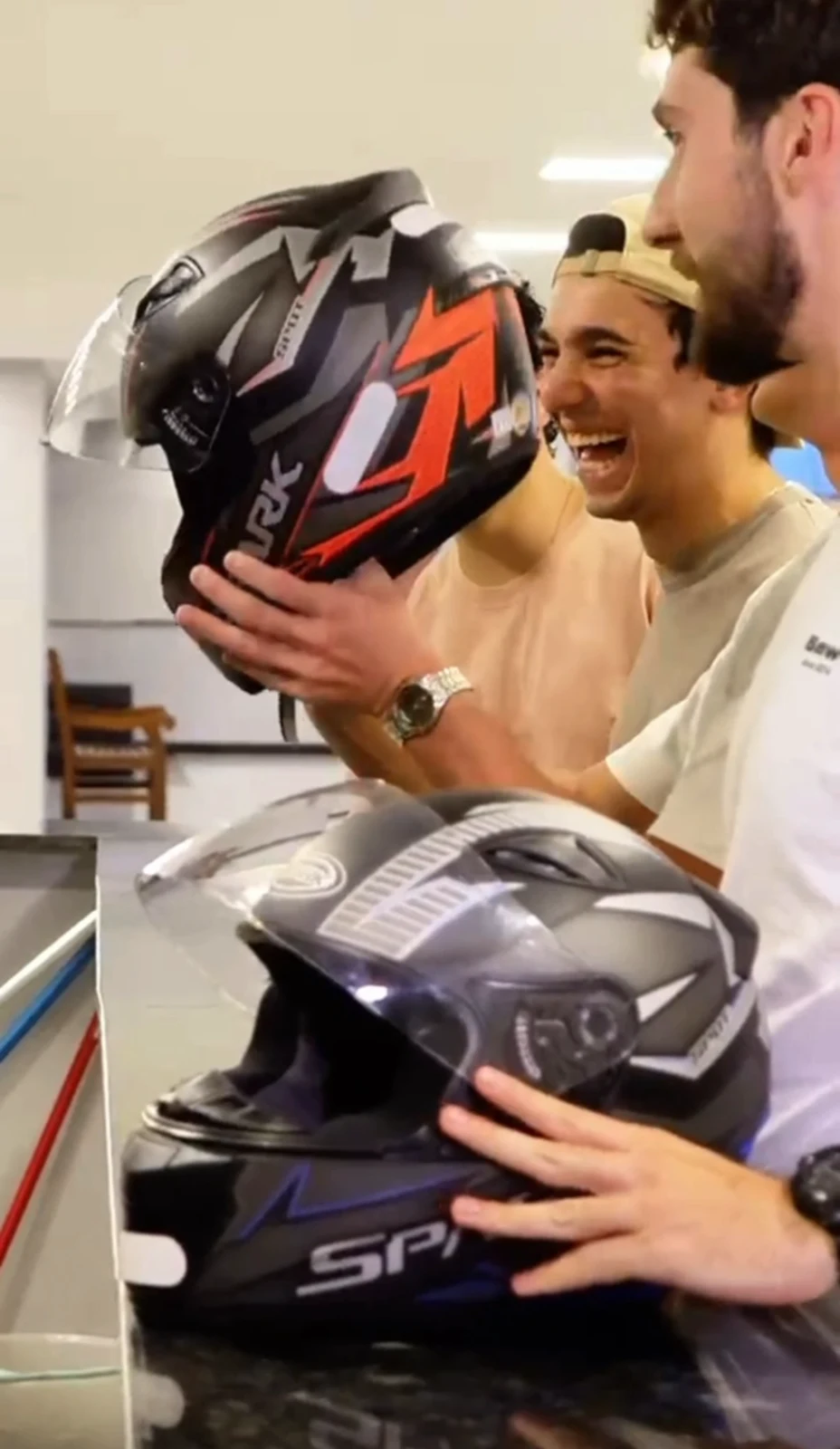 Clientes sorrindo e segurando capacetes antes da corrida no Città Go Kart